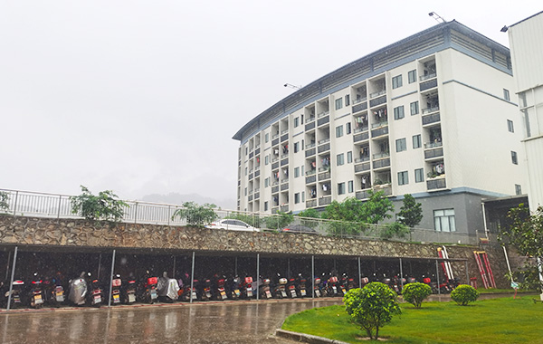 {振揚實業是拖鞋廠家、拖鞋加工(gōng)廠、拖鞋代工(gōng)廠、高端拖鞋定制、人字拖加工(gōng)廠、定制拖鞋工(gōng)廠、品牌拖鞋代工(gōng)廠、涼鞋代工(gōng)廠、沙灘拖鞋廠家、涼鞋廠家，自1980年以來，專注研制及生産(chǎn)拖鞋。}